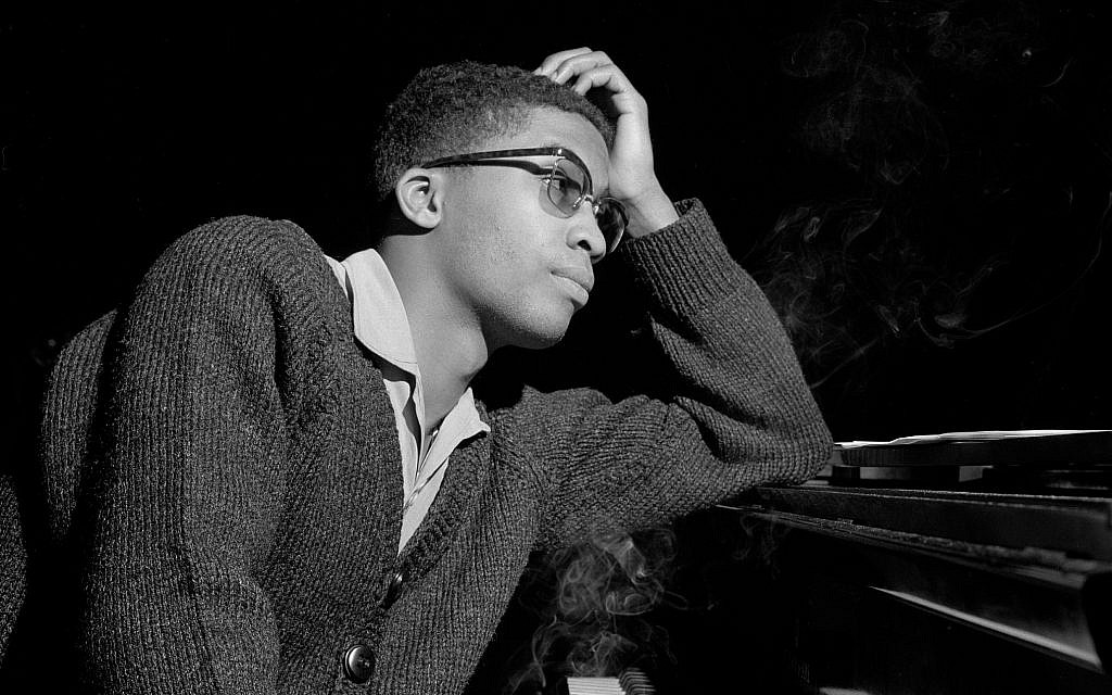 Alfred Lion regardant au-dessus de l'épaule de Hank Mobley. (Crédit: Festival du film juif d'Atlanta)