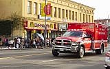 Une ambulance des pompiers de Los Angeles sur  Alvarado Street, près  MacArthur Park à Los Angeles, en Californie, le18 octobre 2015 (Crédit : Wikipedia/Junkyardsparkle/public domain)
