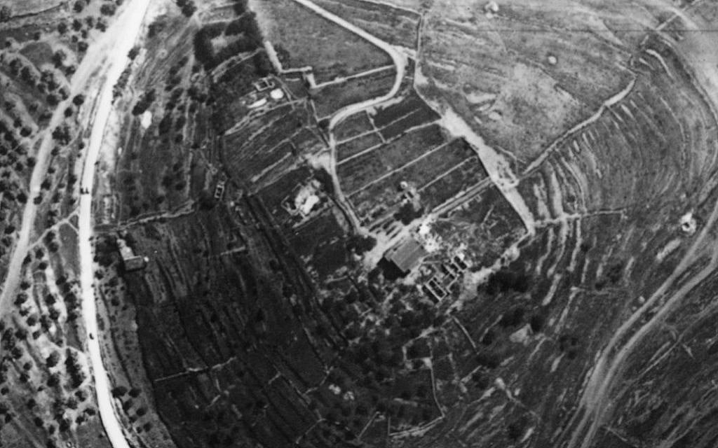 Vue aérienne du site prise par l’armée de l’air bavaroise en 2918, vers le nord. Remarquez les grandes terrasses à l’ouest et à l’est. Le bâtiment moderne est la vieille maison du couvent ; au nord, on retrouve les fondations du secteur nord de l’hôtel (Fouilles de la famille Shmunis à Kiriath Jearim).