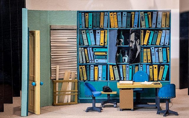 Un faux décor d'une bibliothèque à la bibliothèque publique Beit Ariela à Tel Aviv (Crédit Robert Dawson)