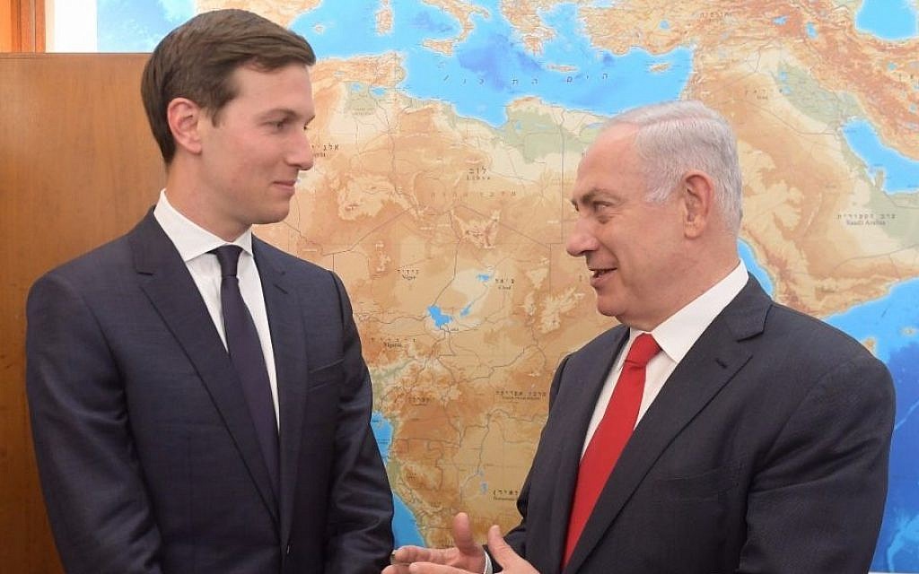 Le gendre du président américain Donald Trump et conseiller principal pour le Moyen Orient, Jared Kushner, (à gauche), rencontre le Premier ministre Benjamin Netanyahu dans son bureau à Jérusalem le 21 juin 2017. (Amos Ben Gershom/GPO)