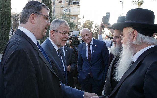 Oskar Deutsch, (à gauche), avec le président autrichien Alexander van der Bellen, rencontrant des Juifs à Jérusalem, février 2019. (HBF/Peter Lechner) Oskar Deutsch, (à gauche), avec le président autrichien Alexander van der Bellen, rencontrant des Juifs à Jérusalem, février 2019. (HBF/Peter Lechner)