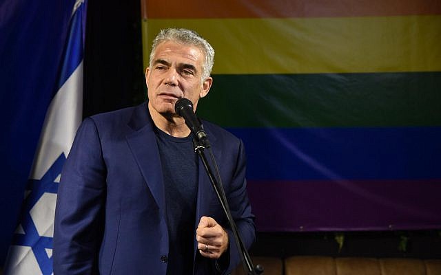 Le leader de Yesh Atid, Yair Lapid, présente le programme de son parti sur les droits LGBT lors d'une conférence de presse à Tel Aviv, le 7 février 2018 (Autorisation) Le leader de Yesh Atid, Yair Lapid, présente le programme de son parti sur les droits LGBT lors d'une conférence de presse à Tel Aviv, le 7 février 2018 (Autorisation)