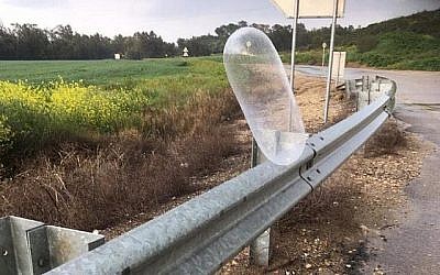Un ballon transportant un explosif présumé de la bande de Gaza atterrit dans le sud d'Israël le 19 février 2019. (Crédit : Yediot MeHaShetah)