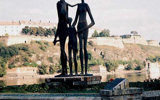 Monument à Novi Sad, dédié aux civils juifs et serbes tués lors du raid de 1942
(Crédit : domaine public) Monument à Novi Sad, dédié aux civils juifs et serbes tués lors du raid de 1942
(Crédit : domaine public)