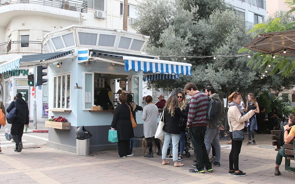 Un kiosque sur le boulevard Ben Gurion à Tel Aviv. (Shmuel Bar-Am)