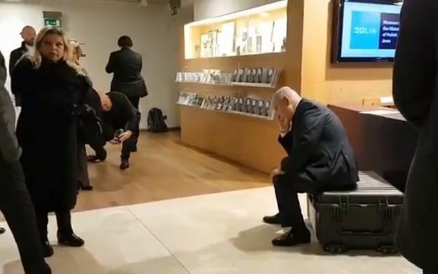 Benjamin Netanyahu en train d'apprendre que son ministre adjoint à la Santé Yaakov Litzman a été interrogé par la police à la suite de soupçons sur son rôle dans l'échec de l'extradition d'une délinquante sexuelle israélienne vers l'Australie, le 14 février 2019 (Crédit : capture écran/Kan) Benjamin Netanyahu en train d'apprendre que son ministre adjoint à la Santé Yaakov Litzman a été interrogé par la police à la suite de soupçons sur son rôle dans l'échec de l'extradition d'une délinquante sexuelle israélienne vers l'Australie, le 14 février 2019 (Crédit : capture écran/Kan)