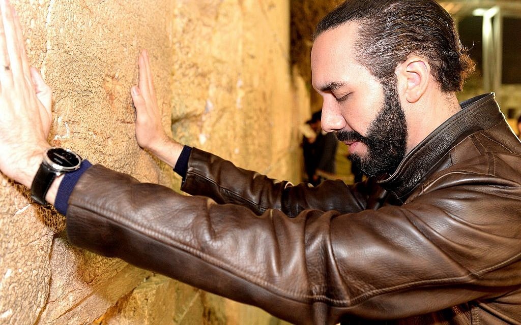 Nayib Bukele, alors maire de la capitale San Salvador, au mur Occidental en février 2018. (Crédit : Congrès américain juif) Nayib Bukele, alors maire de la capitale San Salvador, au mur Occidental en février 2018. (Crédit : Congrès américain juif)