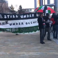 Illustration : Des activistes pro-palestiniens protestent contre Israël devant le studio de Manchester de "Eurovision : You Decide" le 8 février 2019. (Capture d'écran/Channel 12)