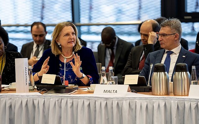 La ministre des Affaires étrangères autrichienne Karin Kneissl s'exprime lors du sommet de Varsovie sur le Moyen-Orient, le 14 février 2019 (Crédit : Angelika Lauber) La ministre des Affaires étrangères autrichienne Karin Kneissl s'exprime lors du sommet de Varsovie sur le Moyen-Orient, le 14 février 2019 (Crédit : Angelika Lauber)