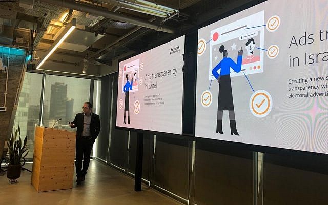 Sean Evins, de Facebook, explique le fonctionnement des publicités politiques transparentes dans les bureaux de Facebook Israel, à Tel Aviv, le 26 février 2019. (Crédit : Facebook)
