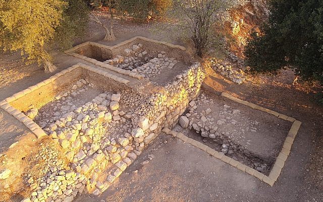 Vue aérienne de la Zone C, une grande terrasse sur la pente est, à la fin de la saison 2017, orientée au nord. (Fouiles de la famille Shmunis à Kiriath-Jearim)
