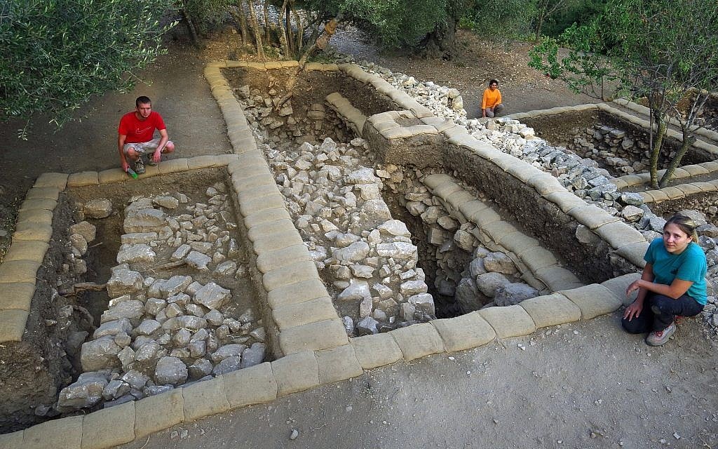 Dans la terrasse haute de Kiriath-Jearim, on a mis à jour un mur à environ 15 cm en dessous du niveau du sol. Le mur bien conservé fait environ 3 mètres de large et 2,15 mètres de hauteur ont été préservés de sa partie extérieure. (Fouilles de la famille Shmunis à Kiriath-Jéarim)