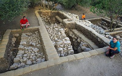 Dans la terrasse haute de Kiriath-Jearim, on a mis à jour un mur à environ 15 cm en dessous du niveau du sol. Le mur bien conservé fait environ 3 mètres de large et 2,15 mètres de hauteur ont été préservés de sa partie extérieure. (Fouilles de la famille Shmunis à Kiriath-Jéarim)