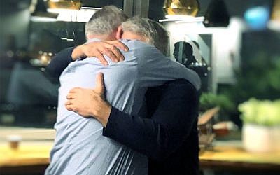 Benny Gantz et Yair Lapid s'embrassent après avoir décidé de forger une alliance pour les prochaines élections, le 21 février 2019. (Autorisation/Facebook)