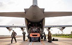 Des troupes des armées américaine et israélienne déchargeant un avion cargo de l'armée de l'air américaine sur une base militaire israélienne lors de l'exercice conjoint Juniper Falcon, en février 2019. (Crédit : Armée américaine)