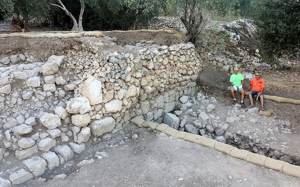 A Kiriath Jearim, fouille d'une série de terrasses le long de la pente sud-est du mont. (Fouilles de la famille Shmunis à Kiriath-Jearim)