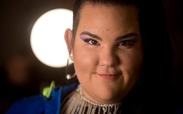 La chanteuse israélienne Netta Barzilai qui a remporté l'édition 2018 de l'Eurovision lors d'une séance photo pendant une interview réalisée à Tel Aviv, en Israël, le 29 janvier 2019. (Crédit : AP Photo/Sebastian Scheiner) La chanteuse israélienne Netta Barzilai qui a remporté l'édition 2018 de l'Eurovision lors d'une séance photo pendant une interview réalisée à Tel Aviv, en Israël, le 29 janvier 2019. (Crédit : AP Photo/Sebastian Scheiner)