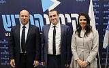 Le leader de HaYamin HaHadash Naftali Bennett, à gauche, Yomtob Kalfon et Ayelet Shaked, à droite, lors d'une conférence de presse, le 19 février 2019 (Crédit : Porte-parole de HaYamin HaHadash)