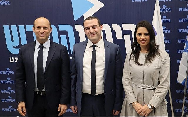 Le leader de HaYamin HaHadash Naftali Bennett, à gauche, Yomtob Kalfon et Ayelet Shaked, à droite, lors d'une conférence de presse, le 19 février 2019 (Crédit : Porte-parole de HaYamin HaHadash) Le leader de HaYamin HaHadash Naftali Bennett, à gauche, Yomtob Kalfon et Ayelet Shaked, à droite, lors d'une conférence de presse, le 19 février 2019 (Crédit : Porte-parole de HaYamin HaHadash)