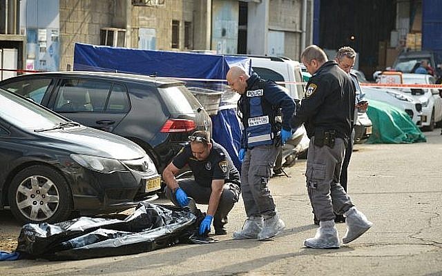 La police inspectant la scène où un homme a été tué par balle à Holon, le 14 février 2019. (Crédit : Flash90)
