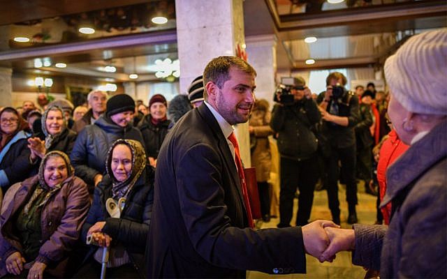 Le candidat israélo-moldave Ilan Shor, businessman, chef de son parti et maire de la ville d'Orhei, durant un meeting de campagne à Comrat, le 15 février 2019. (Crédit : Daniel Mihailescu/AFP) Le candidat israélo-moldave Ilan Shor, businessman, chef de son parti et maire de la ville d'Orhei, durant un meeting de campagne à Comrat, le 15 février 2019. (Crédit : Daniel Mihailescu/AFP)