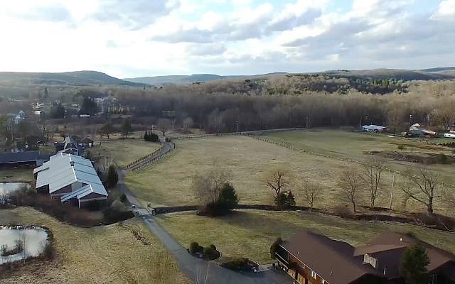 Le site de la Yeshiva Deah Yoreh dans le nord de l'État de New York. (Capture d'écran YouTube) Le site de la Yeshiva Deah Yoreh dans le nord de l'État de New York. (Capture d'écran YouTube)