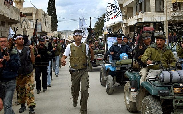 Zakaria Zubeidi, le commandant local de l’aile militaire du Fatah, les Brigades Al-Aqsa, et d’autres hommes armés manifestent dans les rues de la ville cisjordanienne de Jenin, le 2 avril 2005. (Mohammed Ballas/AP Photo) Zakaria Zubeidi, le commandant local de l’aile militaire du Fatah, les Brigades Al-Aqsa, et d’autres hommes armés manifestent dans les rues de la ville cisjordanienne de Jenin, le 2 avril 2005. (Mohammed Ballas/AP Photo)