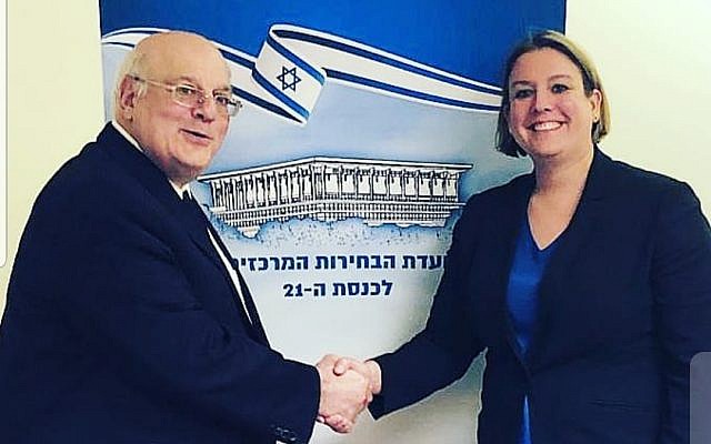Le président de la Commission électorale centrale, le juge de la Cour suprême Hanan Melcer (à gauche) rencontre la directrice des élections de Facebook, Katie Harbeth, le 3 février 2019. (Autorisation)