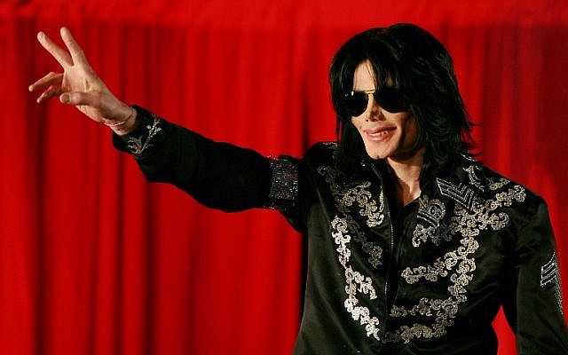 Michael Jackson lors d'une conférence de presse à l'O2 Arena de Londres, le 5 mars 2009. (Crédit : AFP PHOTO / Carl DE SOUZA) Michael Jackson lors d'une conférence de presse à l'O2 Arena de Londres, le 5 mars 2009. (Crédit : AFP PHOTO / Carl DE SOUZA)