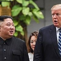 Le président américain Donald Trump, à droite, aux côtés du leader de la Corée du nord,  Kim Jong Un, pendant une pause lors du deuxième sommet Etats-Unis-Corée du nord organisé à l'hôtel Sofitel de Hanoï, au Vietnam, le 28 février 2019 (Crédit :Saul Loeb/AFP)
