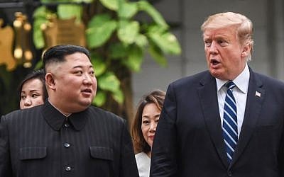 Le président américain Donald Trump, à droite, aux côtés du leader de la Corée du nord, Kim Jong Un, pendant une pause lors du deuxième sommet Etats-Unis-Corée du nord organisé à l'hôtel Sofitel de Hanoï, au Vietnam, le 28 février 2019 (Crédit :Saul Loeb/AFP) Le président américain Donald Trump, à droite, aux côtés du leader de la Corée du nord, Kim Jong Un, pendant une pause lors du deuxième sommet Etats-Unis-Corée du nord organisé à l'hôtel Sofitel de Hanoï, au Vietnam, le 28 février 2019 (Crédit :Saul Loeb/AFP)