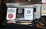 Illustration : Des objets aux symboles nazis en vente sur l'étal d'un marché de Bangkok, en Thaïlande. (Crédit : Lillian Suwanrumpha/AFP)