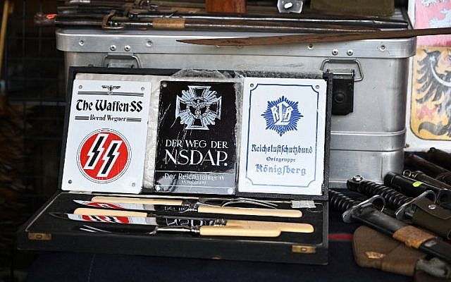 Illustration : Des objets aux symboles nazis en vente sur l'étal d'un marché de Bangkok, en Thaïlande. (Crédit : Lillian Suwanrumpha/AFP) Illustration : Des objets aux symboles nazis en vente sur l'étal d'un marché de Bangkok, en Thaïlande. (Crédit : Lillian Suwanrumpha/AFP)