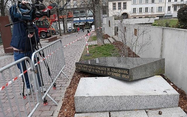 La stèle de 1,6 tonne commémorant le site de l’Ancienne Synagogue de Strasbourg, détruite par les nazis au cours de la Seconde Guerre mondiale, après avoir été vandalisée pendant la nuit du 2 mars 2019 à Strasbourg, en France. (Crédit : FREDERICK FLORIN / AFP) La stèle de 1,6 tonne commémorant le site de l’Ancienne Synagogue de Strasbourg, détruite par les nazis au cours de la Seconde Guerre mondiale, après avoir été vandalisée pendant la nuit du 2 mars 2019 à Strasbourg, en France. (Crédit : FREDERICK FLORIN / AFP)