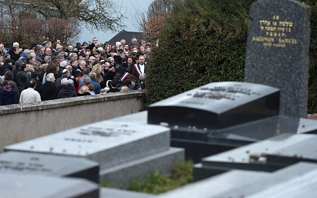 Cérémonie d'hommage à Quatzenheim après un acte de vandalisme, le 3 mars 2019. (Crédit : FREDERICK FLORIN / AFP)