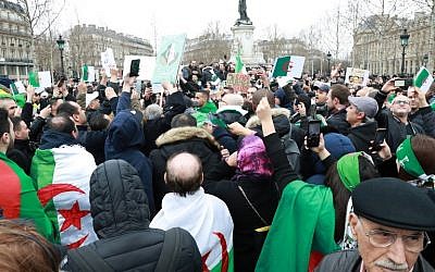 Manifestation à Paris contre un 5eme mandat de Bouteflika en Algére=ie, place de la République, le 3 mars 2019. (Crédit : JACQUES DEMARTHON / AFP)