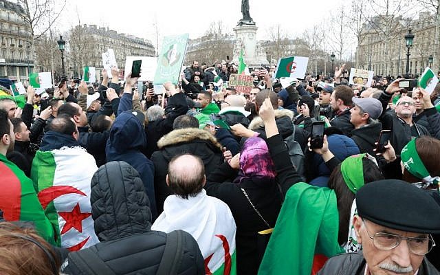 Manifestation à Paris contre un 5eme mandat de Bouteflika en Algére=ie, place de la République, le 3 mars 2019. (Crédit : JACQUES DEMARTHON / AFP) Manifestation à Paris contre un 5eme mandat de Bouteflika en Algére=ie, place de la République, le 3 mars 2019. (Crédit : JACQUES DEMARTHON / AFP)
