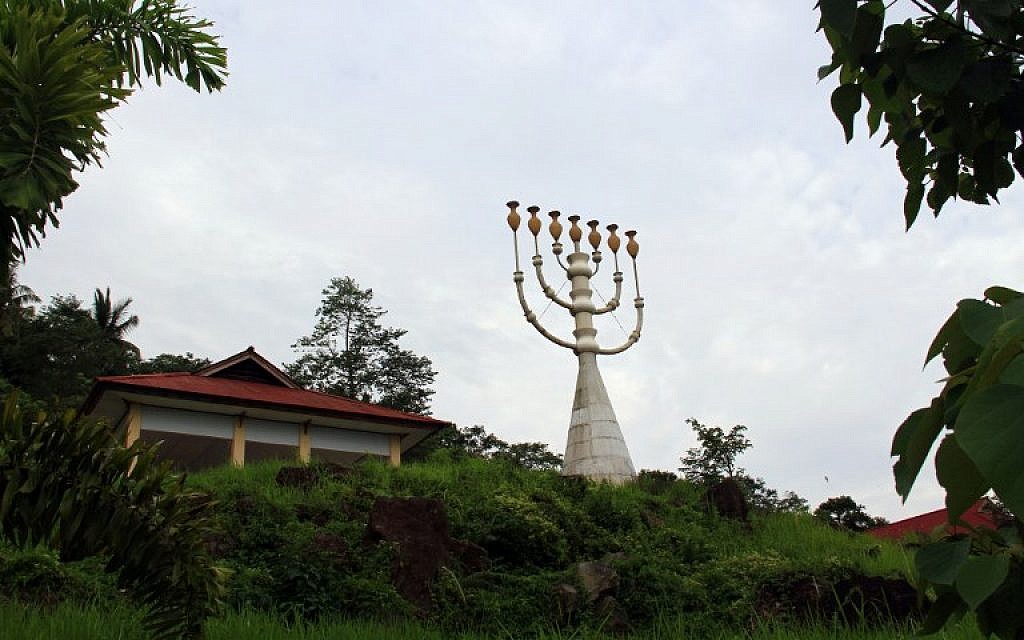 Une ménorah de 18.9 mètres de haut, peut-petre a plus haute du monde, près de la synagogue de Tondano, le 4 mars 2019. (Crédit : Ronny Adolof Buol / AFP) /