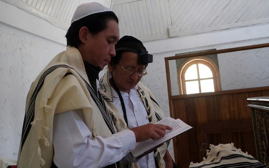 Des Juifs indonésiens prient dans la synagogue de Tondano, le 4 mars 2019. (Crédit : Ronny Adolof Buol / AFP) /