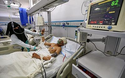 Un enfant yéménite hospitalisé après une frappe attribué à la coalition dans la province de Hajjah, le 11 mars 2019. (Crédit : Mohammed HUWAIS / AFP)