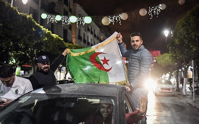 Des jeunes algériens en liesse après le retrait de la candidature d'Abdelaziz Bouteflika pour un 5e mandat à la présidence, à Alger, le 11 mars 2019. (Crédit : RYAD KRAMDI / AFP) Des jeunes algériens en liesse après le retrait de la candidature d'Abdelaziz Bouteflika pour un 5e mandat à la présidence, à Alger, le 11 mars 2019. (Crédit : RYAD KRAMDI / AFP)