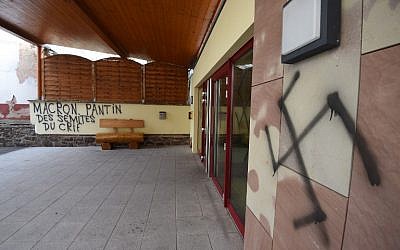 Photo d'illustration : Des inscriptions antisémites sur la façade de la mairie d'Heiligenberg, en Alsace, le 12 mars 2019. (Crédit : PATRICK HERTZOG / AFP)