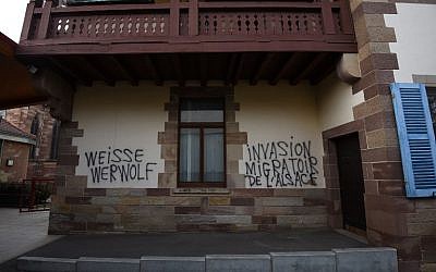 Des inscriptions antisémites sur la façade de la mairie d'Heiligenberg, en Alsace, le 12 mars 2019. (Crédit : PATRICK HERTZOG / AFP)