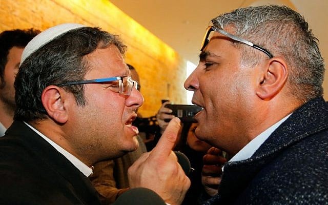 Itamar Ben Gvir (G), de Otzma Yehudit, se dispute avec le candidat arabe israélien Ata Abu Madighem après une audience à la Cour suprême à Jérusalem, le 14 mars 2019. (Photo par GIL COHEN-MAGEN / AFP)