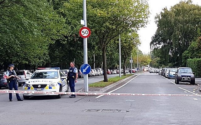 La police a établi un cordon dans le périmètre entourant la mosquée Masjid al Noor après une fusillade contre les fidèles qui se trouvaient à l'intérieur à  Christchurch, en Nouvelle-Zélande, le 15 mars 2019. (Crédit : Flynn FOLEY / AFP)