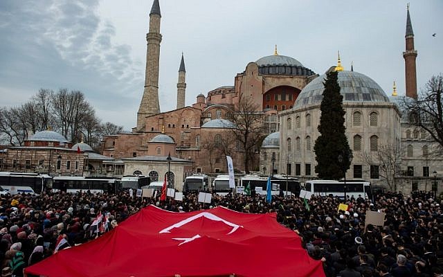 Plusieurs centaines de manifestants réunis devant la basilique Sainte-Sophie d'Istanbul pour dénoncer les attaques terroristes sur deux mosquées en NOuvelle-Zélande, le 16 mars 2019. (Crédit : Yasin AKGUL / AFP)