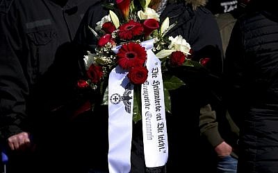 Une couronne flanquée d'un aigle, symbole clairement nazi, lors des funérailles de Thomas Haller, figure majeure de l'extrême droite néo-nazie allemande, à Chemnitz, le 18 mars 2019 (Crédit : Ronny Hartmann / AFP)