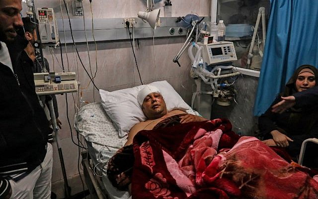 Atef Abouseif, porte-parole du Fatah à Gaza, dans un lit d'hôpital après avoir été agressé à Gaza le 19 mars 2019. (Crédit : MAHMUD HAMS / AFP) Atef Abouseif, porte-parole du Fatah à Gaza, dans un lit d'hôpital après avoir été agressé à Gaza le 19 mars 2019. (Crédit : MAHMUD HAMS / AFP)