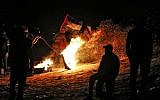 Des manifestants palestiniens durant une manifestation nocturne à proximité de la frontière avec Israël à Rafah, dans le sud de la bande de Gaza, le 19 mars 2019 (Crédit : SAID KHATIB / AFP)